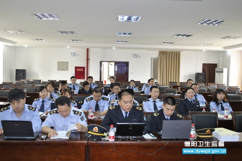 信息系统培训班学员认真听讲